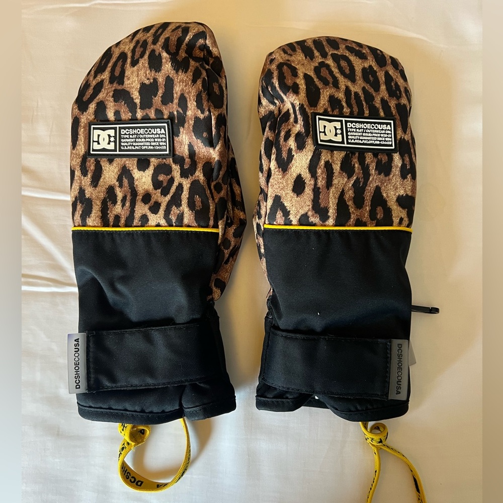 DC Shoes Women’s Leopard Snow Mittens. Lightly used. Size Medium
